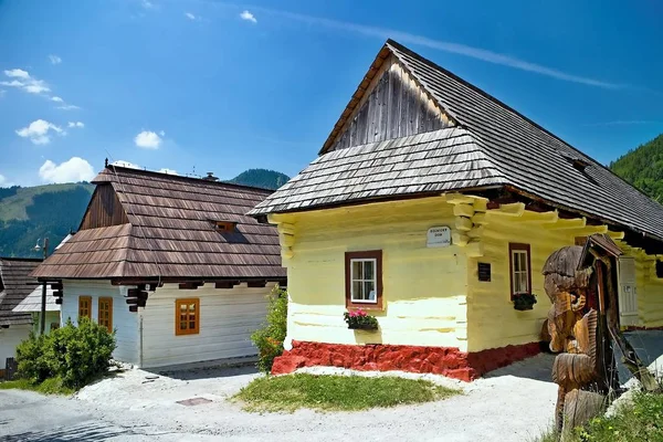 Vlkolinec - hegyi falu, a népi építészet jellegzetes közép európai típusú. — Stock Fotó