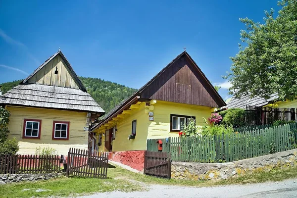 Vlkolinec - Aldeia de montanha com uma arquitetura popular típica do tipo centro-europeu . — Fotografia de Stock