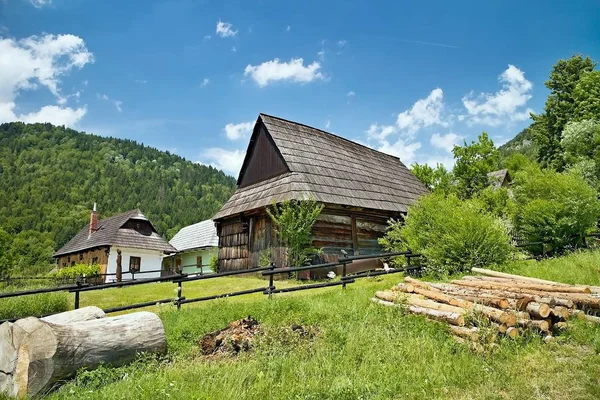 Vlkolinec - 中央ヨーロッパ タイプの典型的な民俗建築山村. — ストック写真