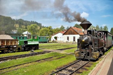 Lokomotif tren istasyonu Cierny Balog içinde. Ciernohronska demiryolu. Buhar eski tren. Buharlı lokomotif