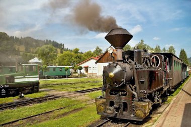Lokomotif tren istasyonu Cierny Balog içinde. Ciernohronska demiryolu. Buhar eski tren. Buharlı lokomotif