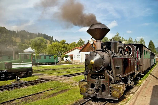 Lokomotif tren istasyonu Cierny Balog içinde. Ciernohronska demiryolu. Buhar eski tren. Buharlı lokomotif