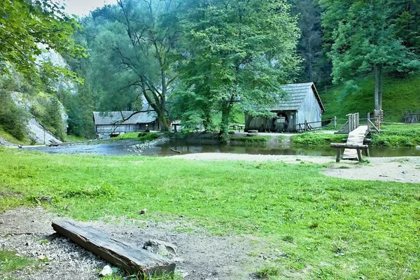 Widok na pobliski Młyn wodny w dolinie mlyny-Oblazy Kvacianska na Słowacji. — Zdjęcie stockowe