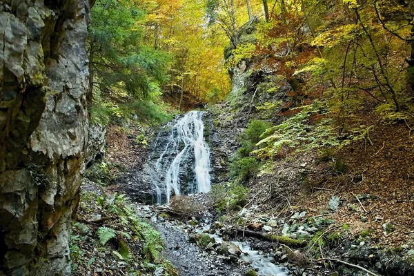 Ruzomberok - Cutkovska Valley, Jamisne watterfall in Cutkovska vallei. — Stockfoto