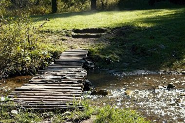 Ruzomberok - Cutkovska Vadisi - yürü Vadisi küçük bir köprü ile bir dağ nehir Cutkovska Vadisi.
