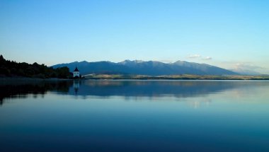 Düzey Barajı Liptovska Mara Havranok kilisenin arka plan ile suda görüntüleyin.