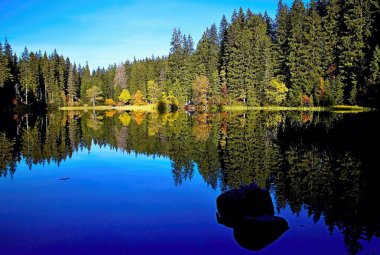Slovakya Demanovska Vadisi'nde Vrbicke tarn su düzeyinde yansıtma.