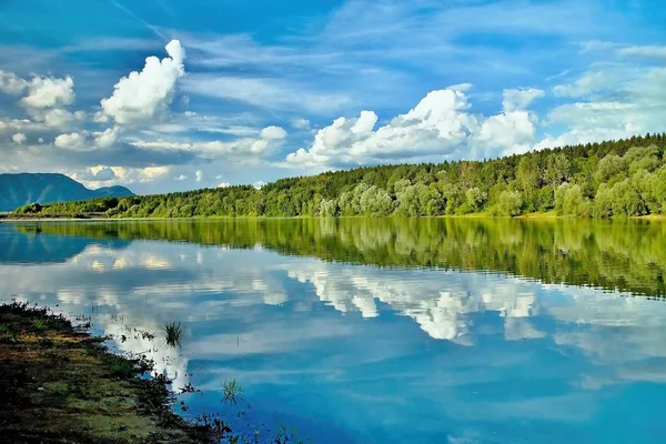 Бей з дзеркалом на рівень води на дамбі Ліптовська Мара. — стокове фото