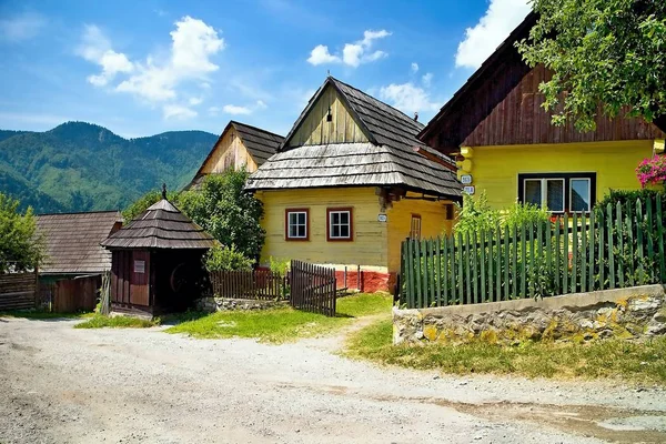 Vlkolinec - dağ köyü Merkez Avrupa tip tipik bir halk mimarisi ile.