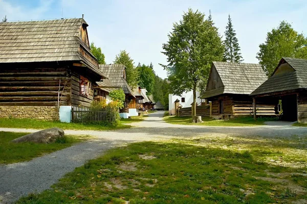 Een van de straatjes, typisch van het Zuberec-Museum van het Orava-dorp. — Stockfoto