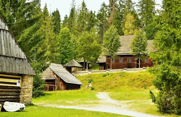 Stará architektura dřevěných domků v Muzeum Oravské dědiny v Zuberci na Slovensku. — Stock fotografie