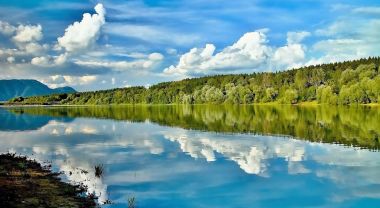 Bay Liptovska Mara Barajı su düzeyinde ayna.