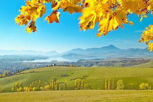 Хадж - Никово, красивый осенний пейзаж с видом на часть Липтовского Микулаша с обратной стороны плотины Липтовска Мара и Чо
