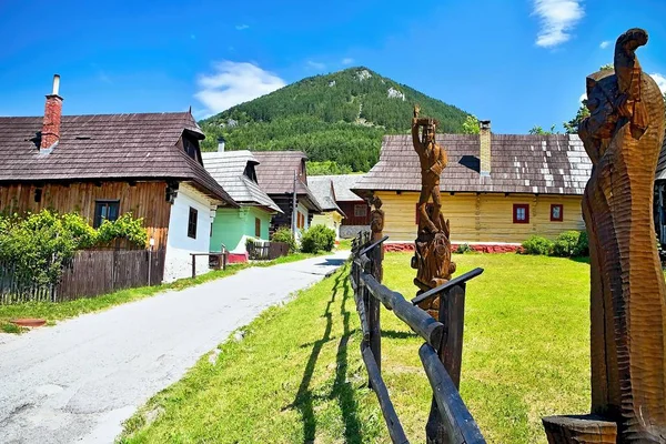 Vlkolinec, Szlovákia - június 28. 2017: hegyi falu, a népi építészet jellegzetes közép európai típusú. — Stock Fotó