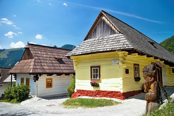 Vlkolinec, Slowakei - 28. Juni. 2017: Bergdorf mit einer typisch mitteleuropäischen Volksarchitektur. — Stockfoto