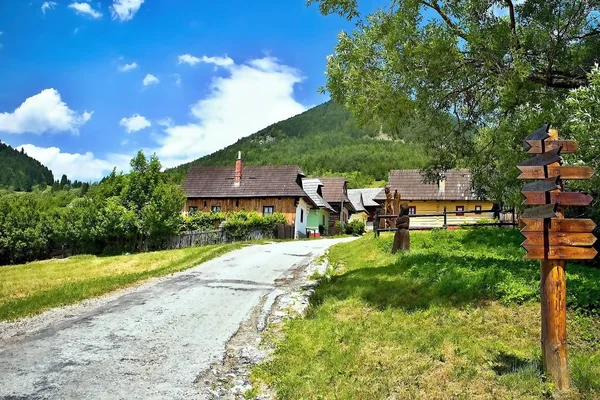 Vlkolinec, Eslovaquia - 28 de junio. 2017: Pueblo de montaña con una arquitectura popular típica del tipo centroeuropeo . —  Fotos de Stock