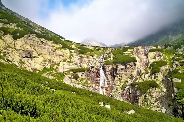 Vysoké Tatry, Slovensko - pohled z vodopádu Skok. — Stock fotografie