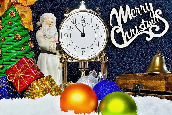 Tema e atmosfera natalizia. E 'Natale. L'orologio mostra il momento tanto atteso. Arriva Babbo Natale e disfa i regali sotto l'albero di Natale. Buon Natale. Ciao. . — Foto Stock