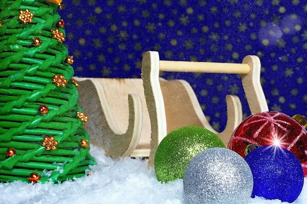 Das schönste christliche Fest. Weihnachtsgruß. Weihnachtsdekoration mit Christbaumkugeln, Weihnachtsmann-Schlitten und Schneehimmel. Frohe Weihnachten. — Stockfoto