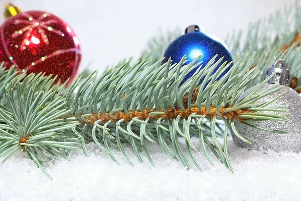 Weihnachtsgruß. Weihnachtskarte. Zweig einer Weißkiefer mit Weihnachtskugeln. Weihnachtsdekoration. — Stockfoto