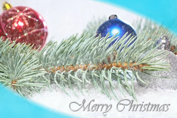 Saluto di Natale. Biglietto di Natale. Ramo di pino bianco con palle di Natale. Tempo di Natale . — Foto Stock
