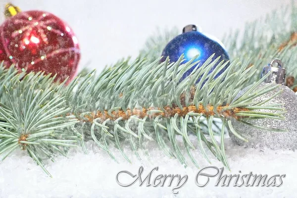 Biglietto di auguri e auguri natalizi con iscrizione. Ramo di pino bianco con palle di Natale. Addobbi natalizi . — Foto Stock