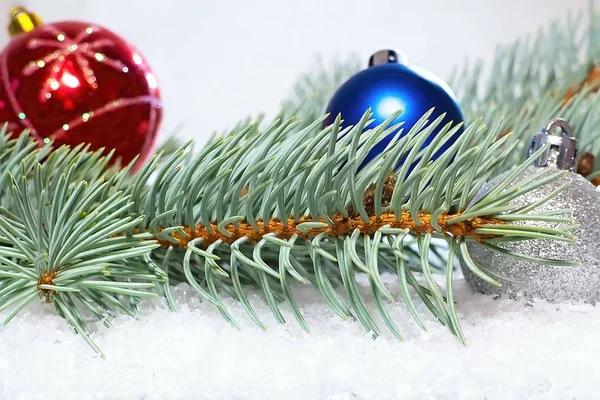 Weihnachtsgruß und Weihnachtskarte. Zweig einer Weißkiefer mit Weihnachtskugeln. Weihnachtsdekoration. — Stockfoto