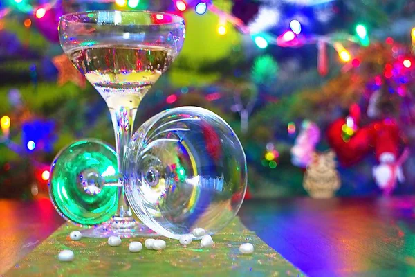 Новогодний фон. Бокалы для шампанского и рождественская елка . — стоковое фото