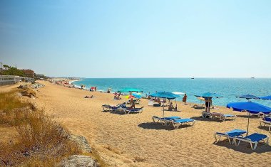 Malgrat de Mar yakınındaki Karadeniz güzel kumlu plaj.