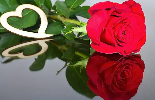 Rosas rojas con corazón con reflejo en espejo. Tema Día de San Valentín. Momentos románticos . — Foto de Stock