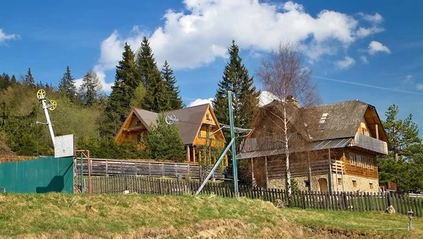 Västra Tatras - stugor, stugor och pensionat under Baranec. — Stockfoto