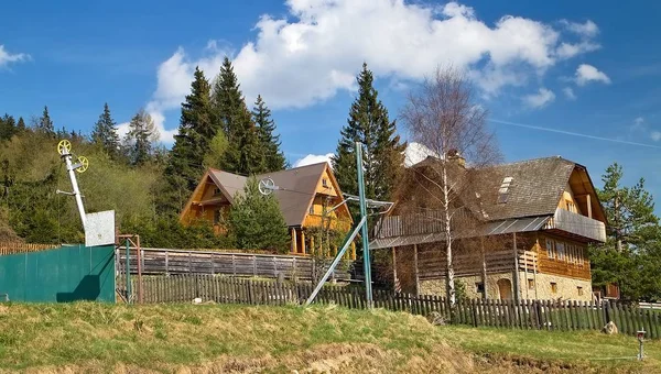 Tatras ocidentais - chalés, chalés e pousadas sob Baranec . — Fotografia de Stock