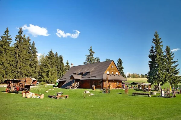 Schapen boerderij Ziar in Ziarska vallei in de Westelijke Tatra in Slowakije. — Stockfoto