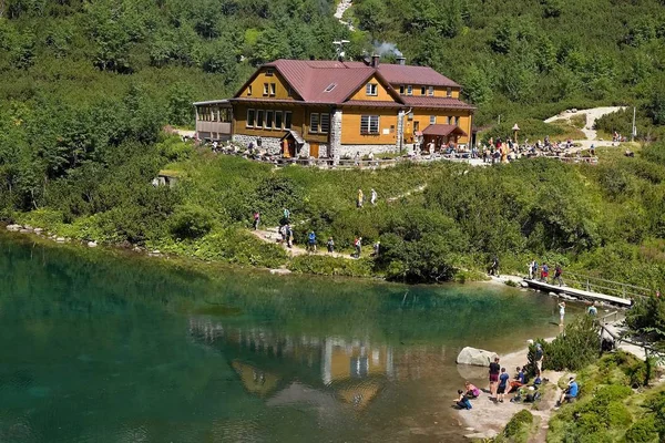 Ferienhaus am grünen See in der Hohen Tatra, Slowakei. — Stockfoto