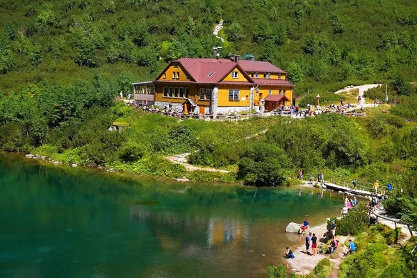 Vakantiehuisje bij het Groene meer in de Hoge Tatra, Slowakije. — Stockfoto