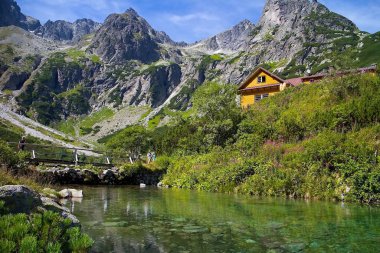 High Tatras 'taki Yeşil Göl' de bir kulübe..