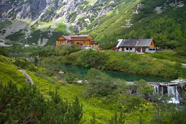 Chata u Zeleného jezera ve Vysokých Tatrách, Slovensko. — Stock fotografie