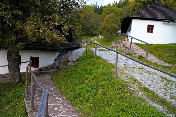 Środowisko i budynki dawnej wsi spalone podczas II wojny światowej przez faszystów - Kaliste. — Zdjęcie stockowe