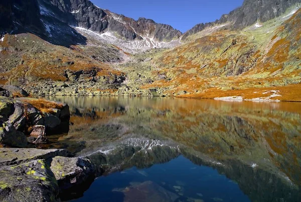 Alti Tatra - Grande lago Spis con specchi tipici sulla superficie dell'acqua . — Foto Stock