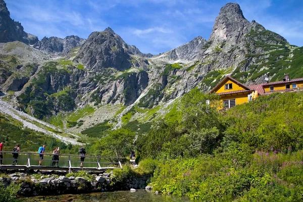 Domek Nad Zielonym Jeziorem Jest Bardzo Popularny Domek Turystyczny Tatrach Zdjęcia Stockowe bez tantiem