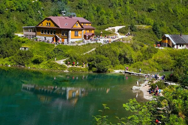 Erstaunliche Landschaft Der Alpinen Umgebung Der Nähe Der Hütte Abenteuertourismus — Stockfoto