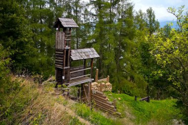 Havranok, Slovakya 'nın az sayıdaki bölgesinden biri. Halka en azından orjinal konut binalarının, çiftlik binalarının, bir tarikat alanının ve tahkimat alanının kısmen yeniden inşasının sunulduğu yer..