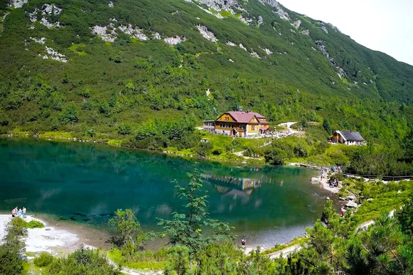 Domek nad zielonym jeziorem - Chata pri Zelenom plese - z nieodłączną atmosferą popularnego tatrzańskiego miejsca docelowego. Obraz Stockowy