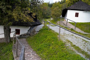 Mart 1945 'in başında Kaliste yerleşimi 924 metre yükseklikteki hafif eğimli bir vadideydi..