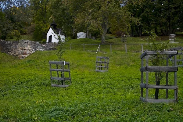 Kaliste - Capilla. También hay una pequeña capilla en el pueblo con árboles frutales plantados . —  Fotos de Stock