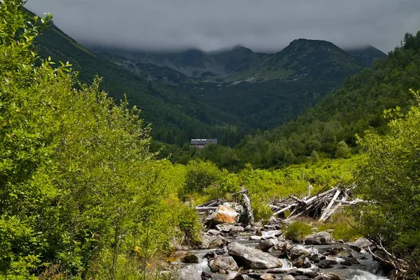 Ziarska κοιλάδα - που βρίσκεται στη νότια πλευρά της Δυτικής Tatras, είναι 7 χιλιόμετρα μακρύ με Ziarska εξοχικό σπίτι στο παρασκήνιο. — Φωτογραφία Αρχείου