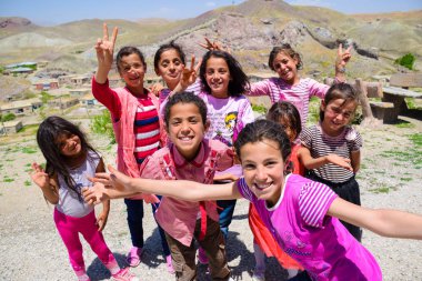Van, Türkiye-Temmuz 7, 2015: Mutlu Kürt kızları fotoğrafları için gülümsemek