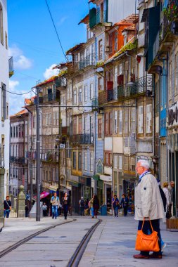 Porto, Portekiz-Haziran 15, 2016: Eski şehir caddelerinden biri