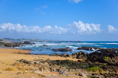 Kaya, deniz ve güzel gökyüzü ile geniş Kumsalı