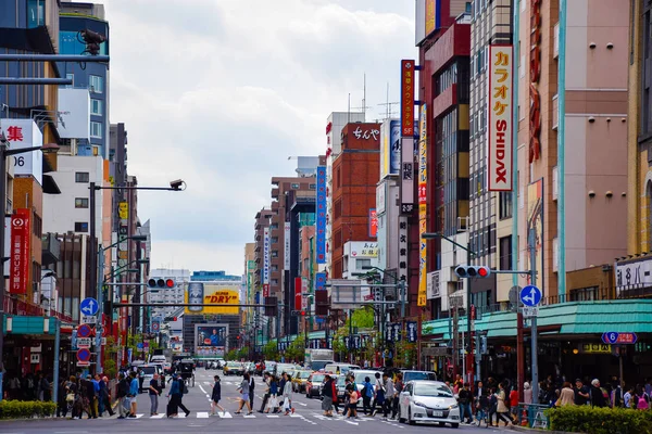 Tokyo, Japonya-Nisan 23, 2016: İnsanlar Asakusa yolda geçerken